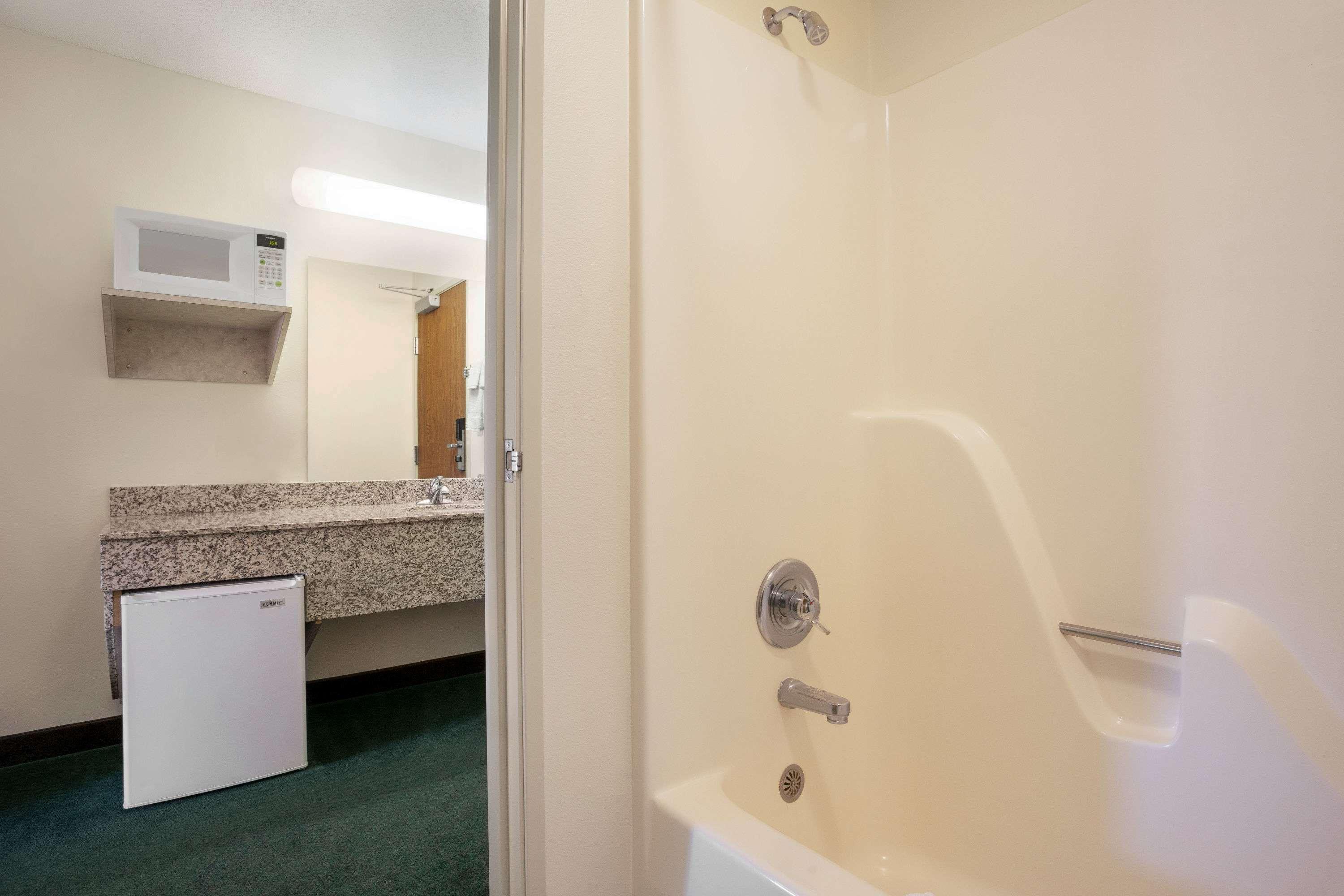 Travelodge By Wyndham Morrill Esterno foto