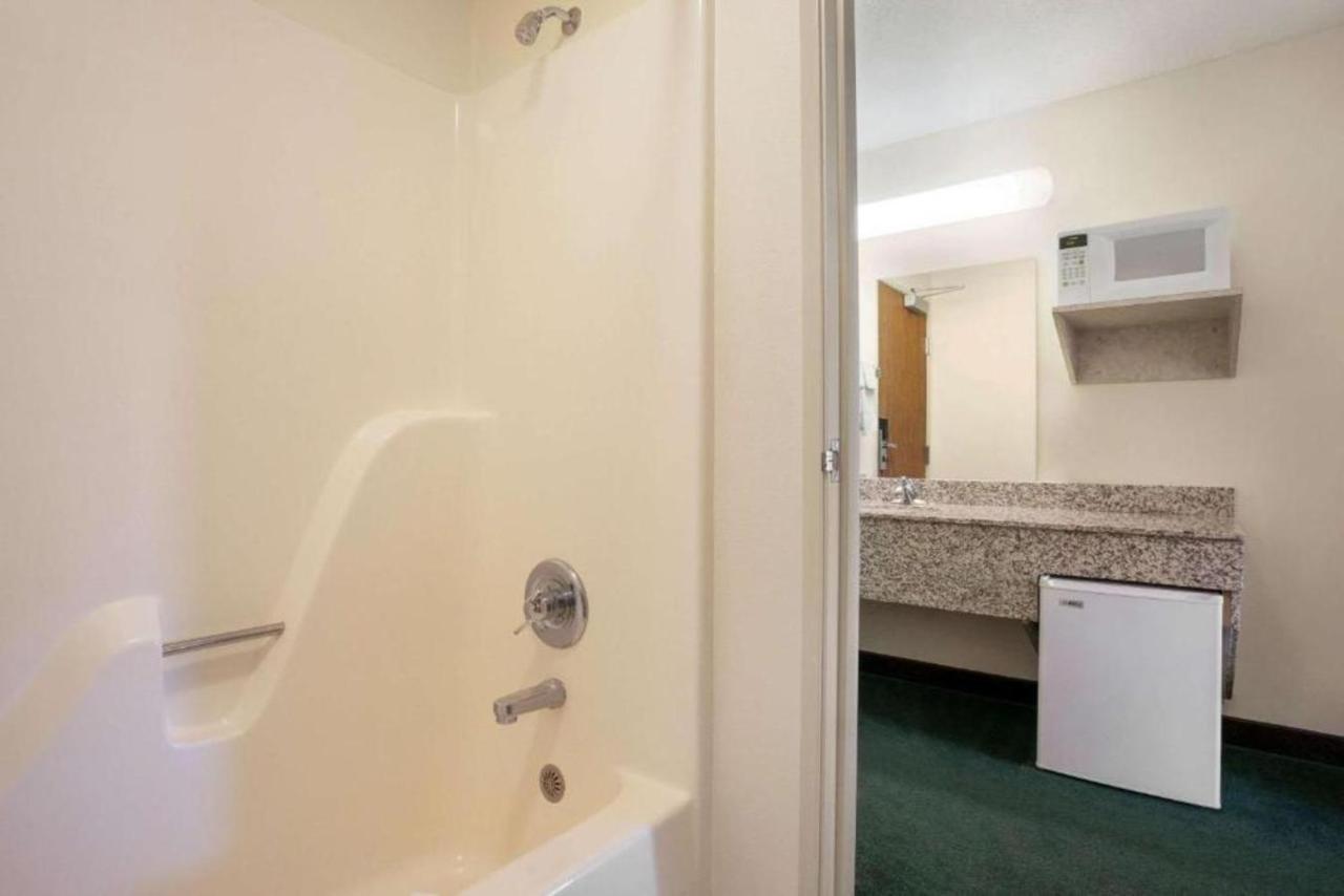 Travelodge By Wyndham Morrill Esterno foto